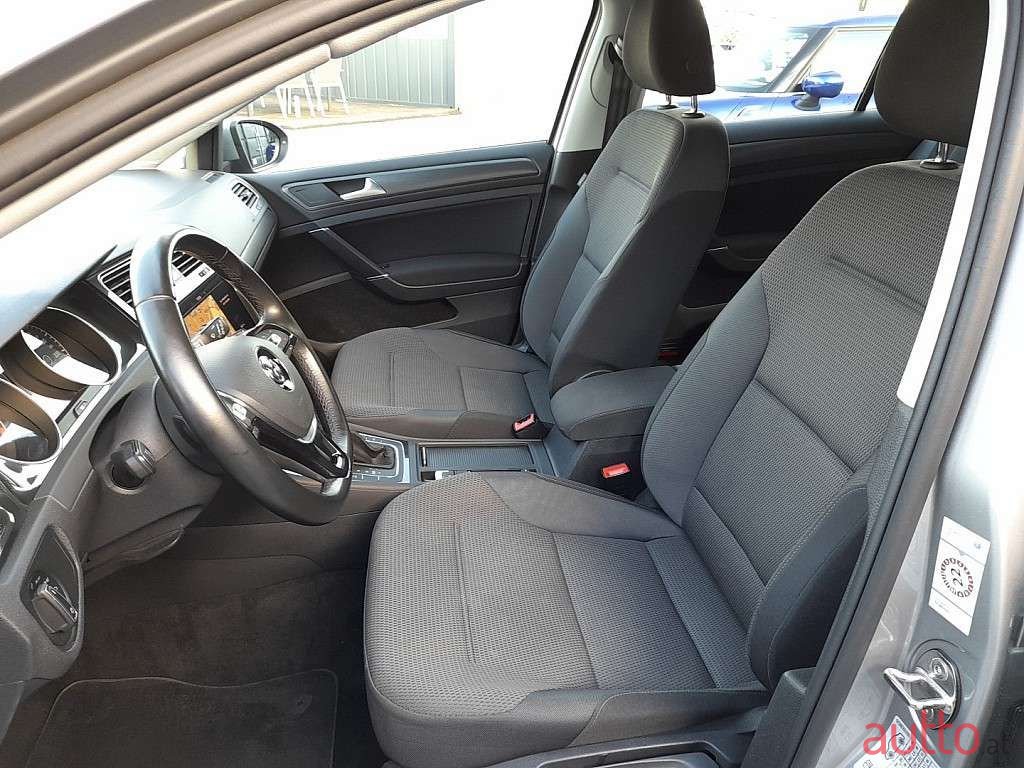 2018' Volkswagen Golf photo #3