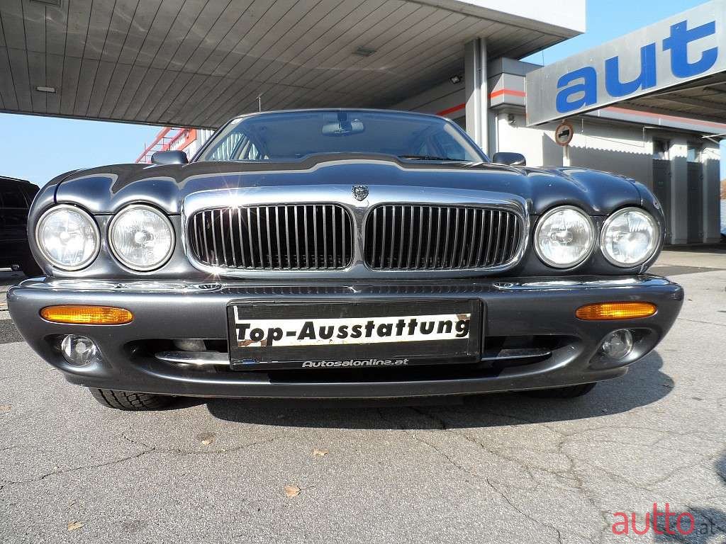 2002' Jaguar XJ photo #2