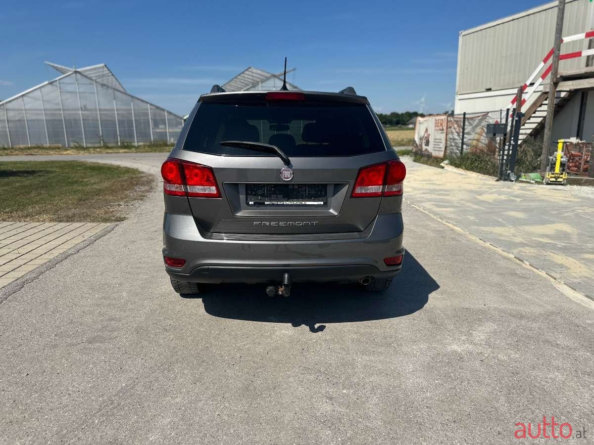2013' Fiat Freemont photo #5