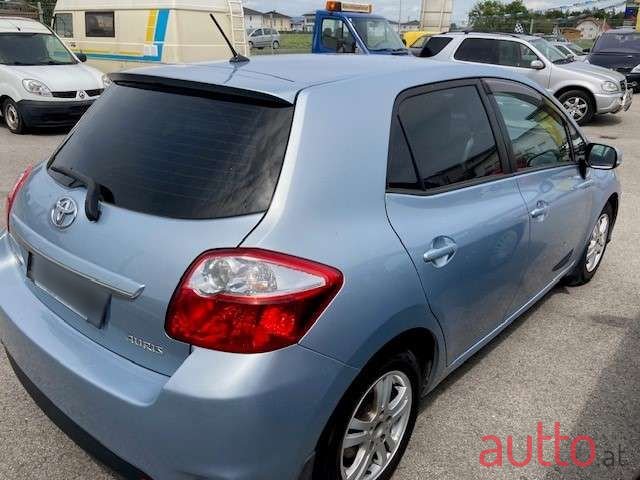 2011' Toyota Auris photo #3