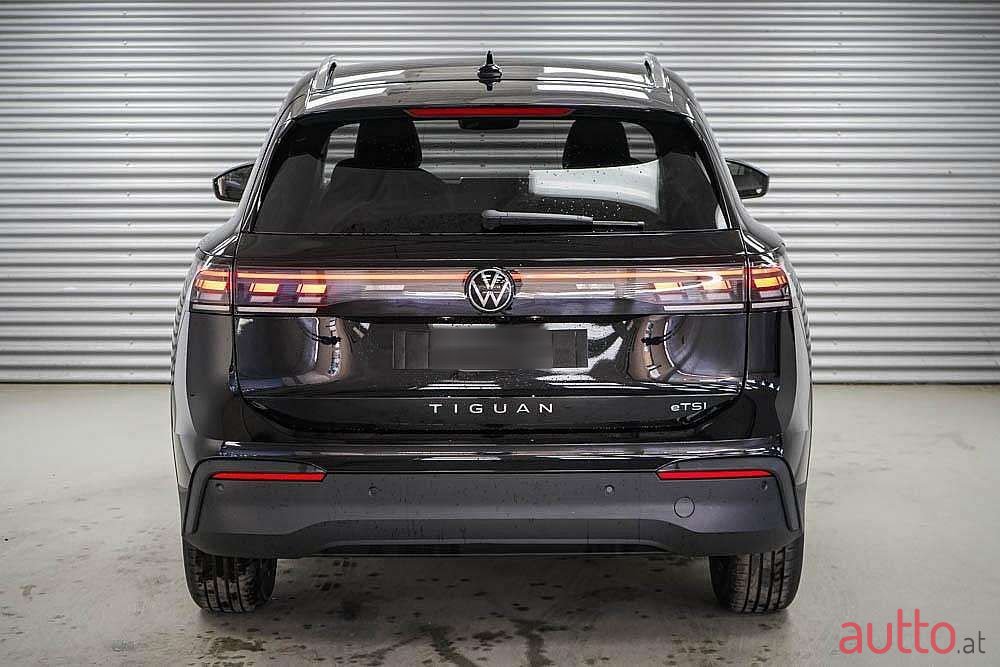 2024' Volkswagen Tiguan photo #3