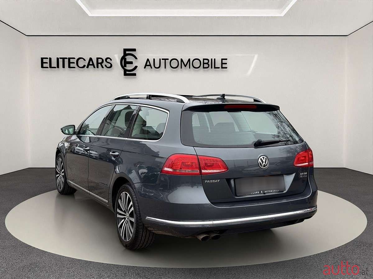 2011' Volkswagen Passat photo #5