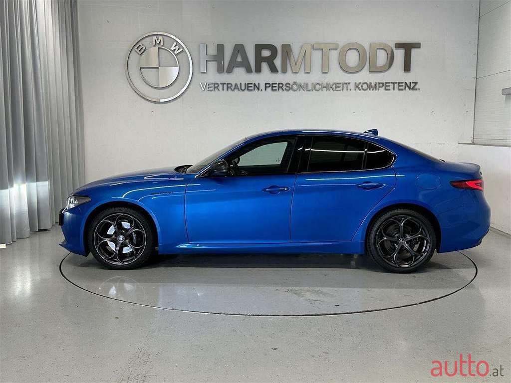 2022' Alfa Romeo Giulia photo #2