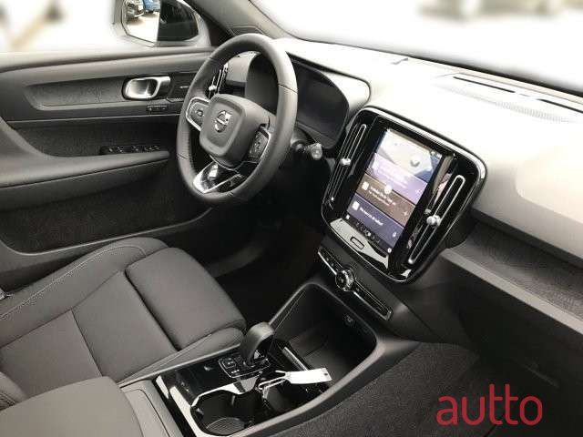 2023' Volvo XC40 photo #5