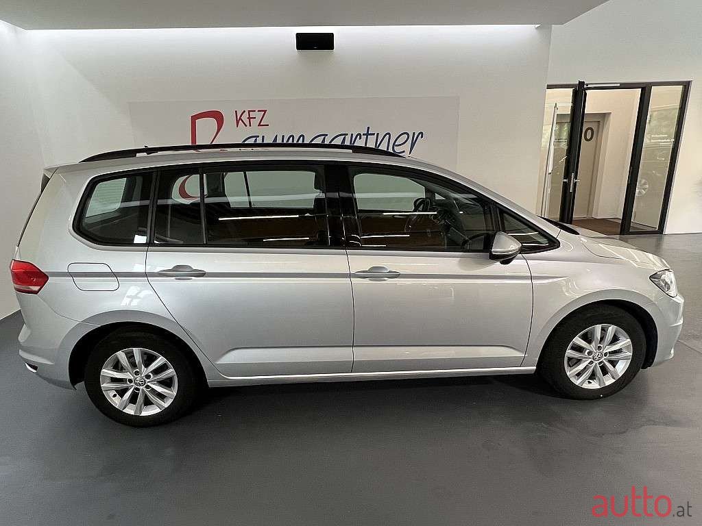 2019' Volkswagen Touran photo #3