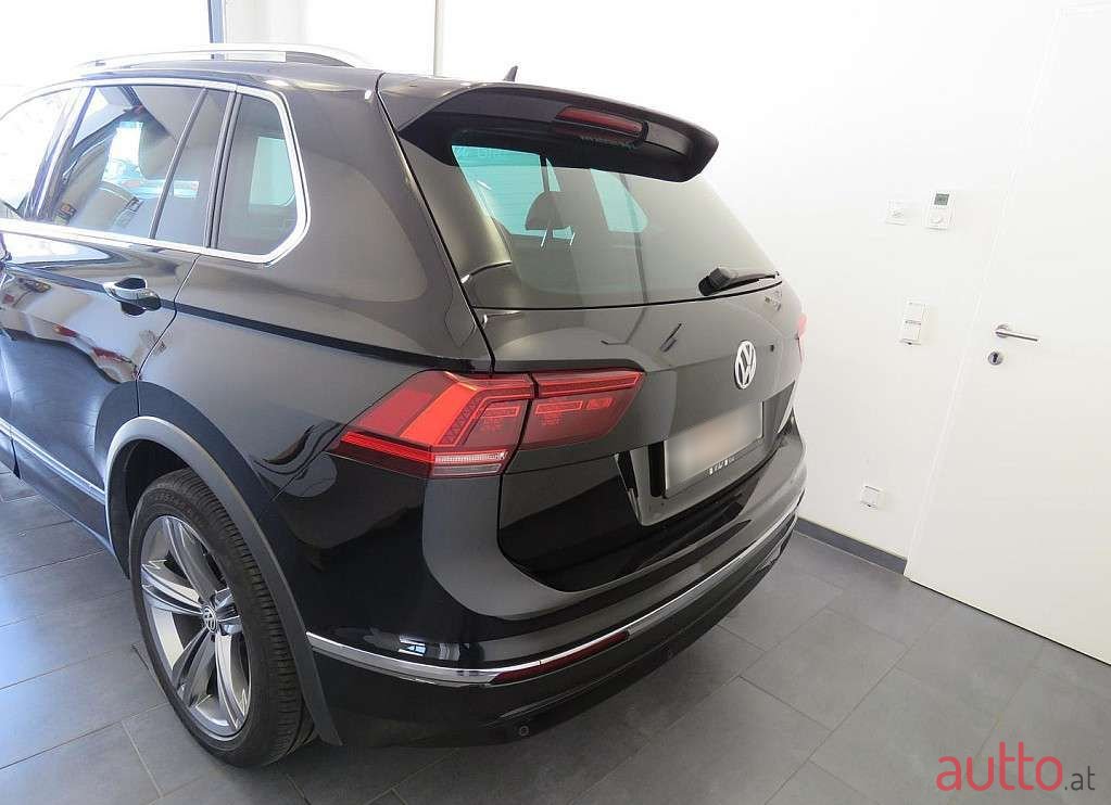 2017' Volkswagen Tiguan photo #2