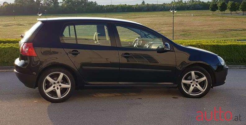 2004' Volkswagen Golf photo #2