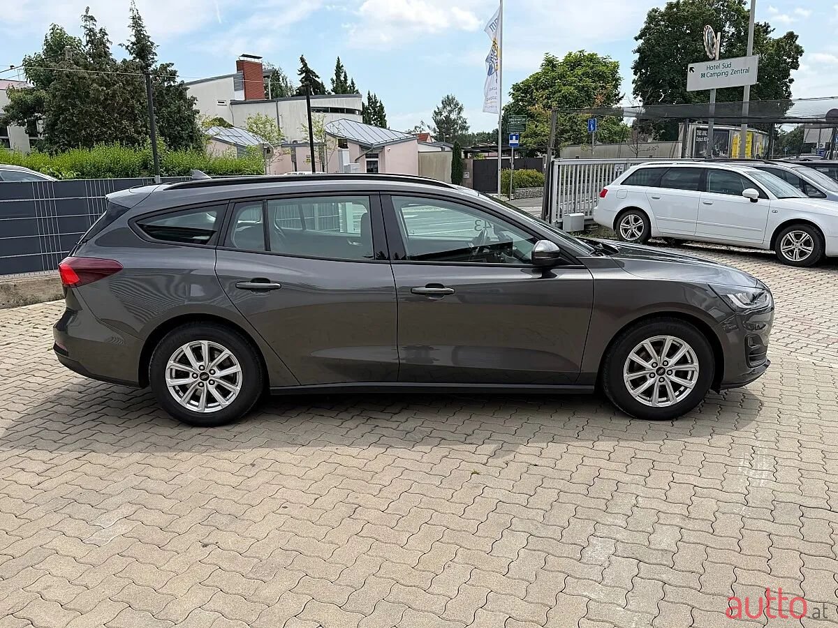 2022' Ford Focus photo #6