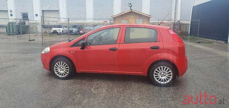 2011' Fiat Punto photo #2