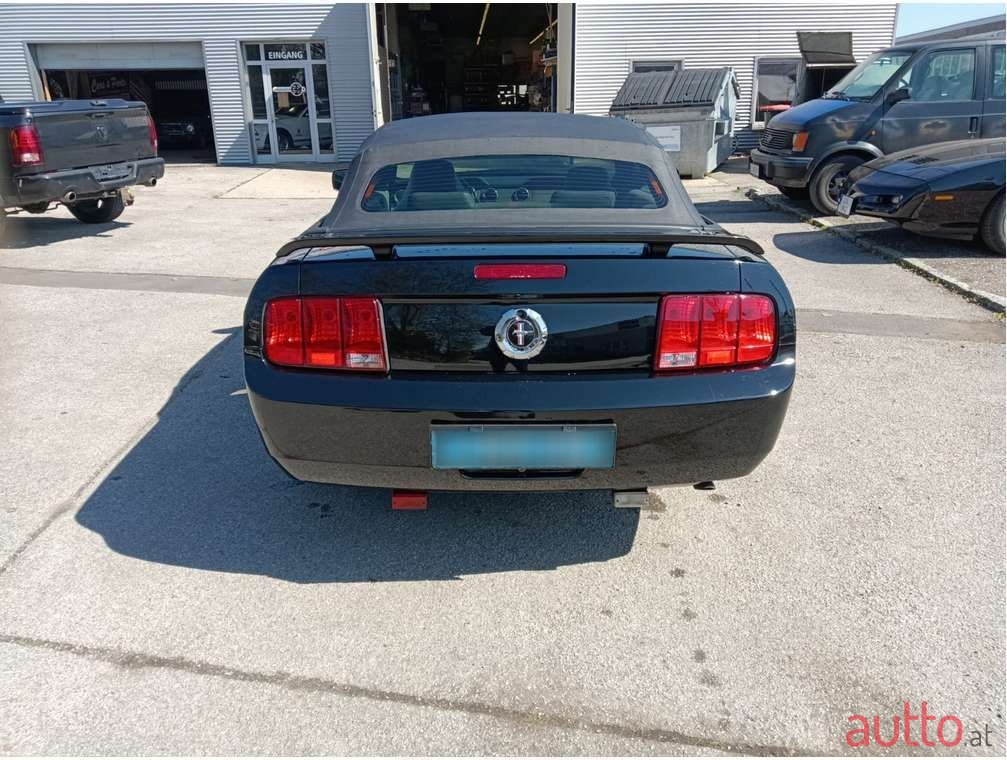 2005' Ford Mustang photo #3