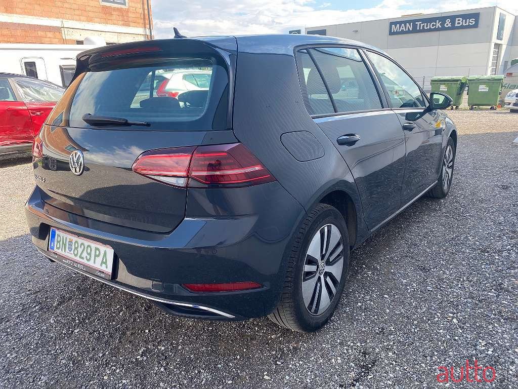 2017' Volkswagen Golf photo #3