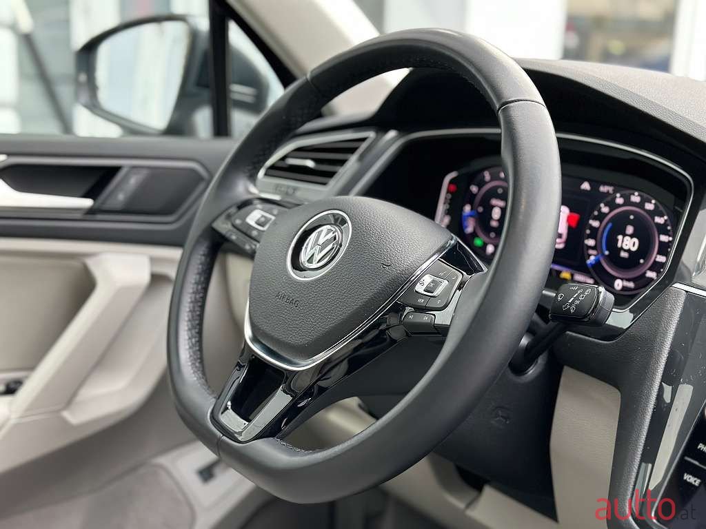 2020' Volkswagen Tiguan photo #4