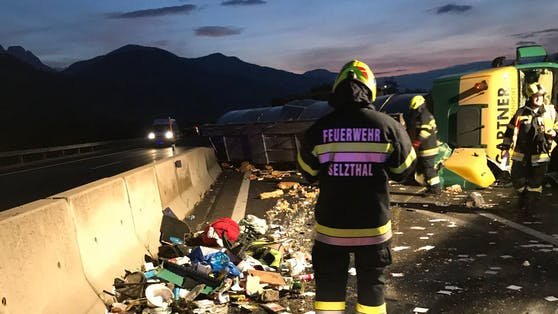 Klebstoff-Lkw stürzte um – Autobahn jetzt blockiert