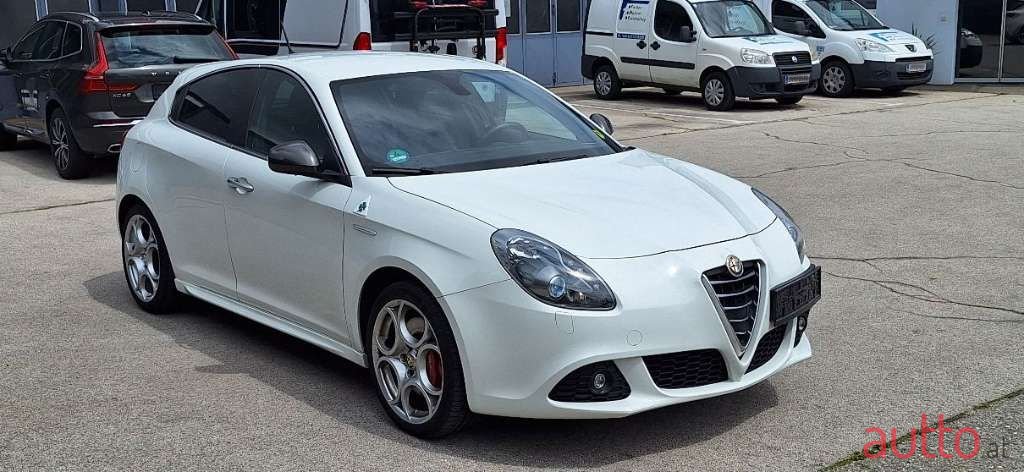 2011' Alfa Romeo Giulietta photo #1
