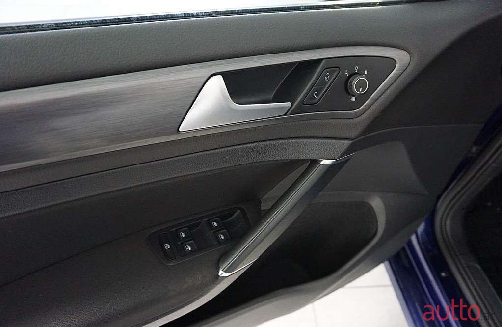 2019' Volkswagen Golf photo #5