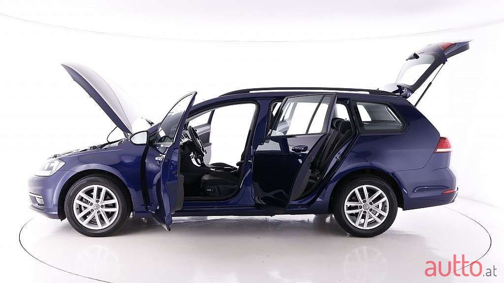 2018' Volkswagen Golf photo #3