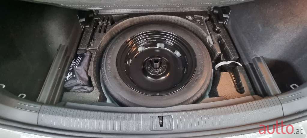 2021' Volkswagen Tiguan photo #5