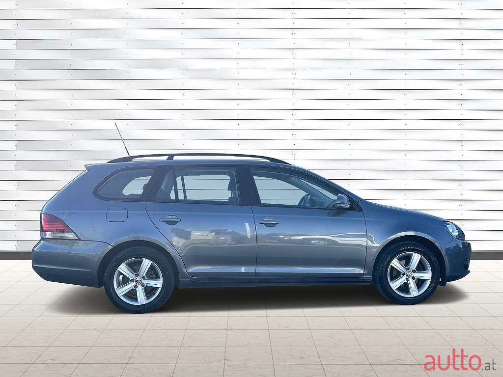 2011' Volkswagen Golf photo #6