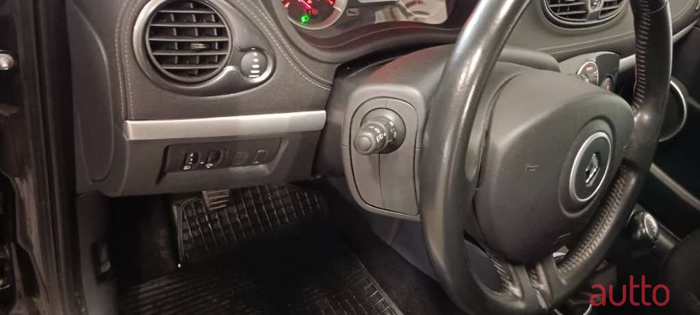 2011' Renault Clio photo #6