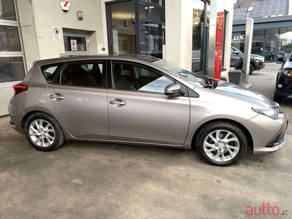 2015' Toyota Auris photo #4
