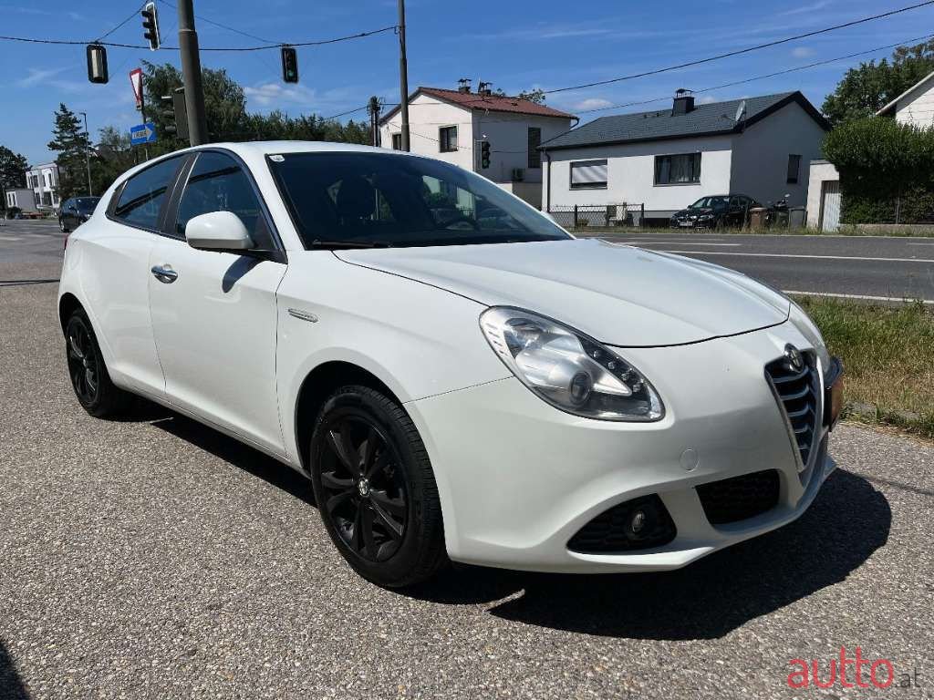 2011' Alfa Romeo Giulietta photo #3