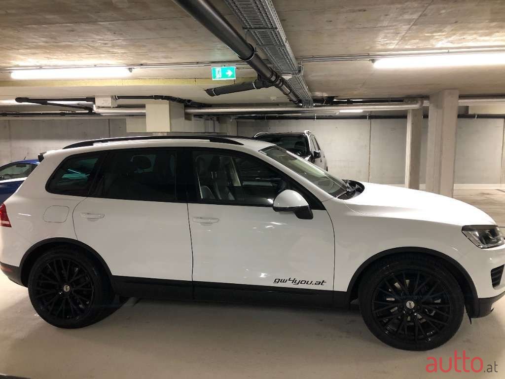 2017' Volkswagen Touareg photo #6