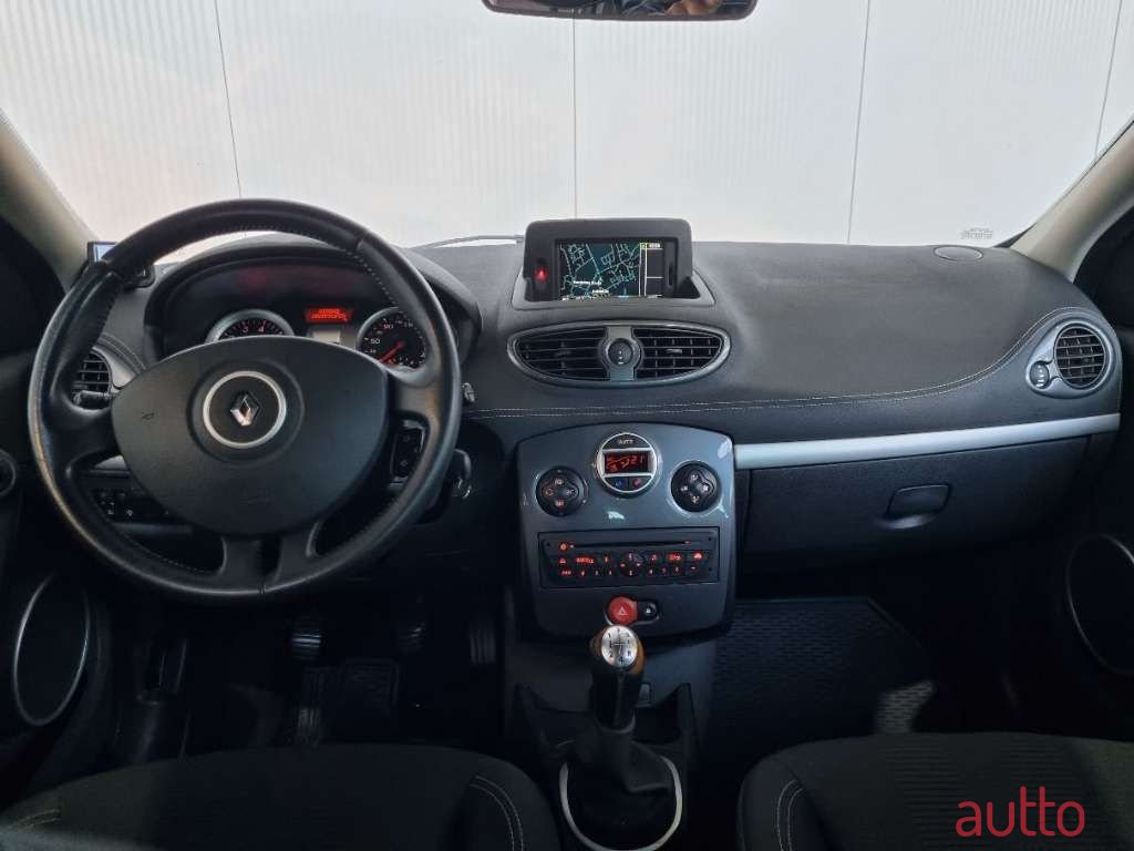 2011' Renault Clio photo #6