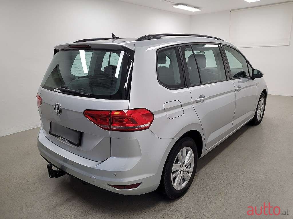 2019' Volkswagen Touran photo #3