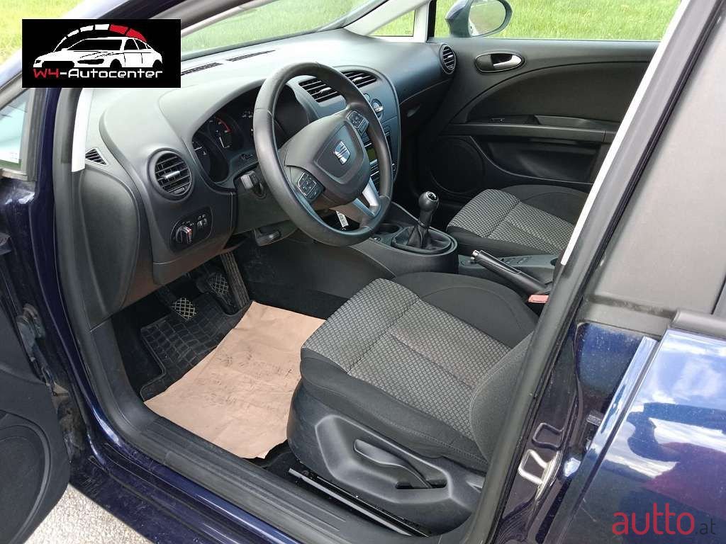 2011' SEAT Leon photo #6