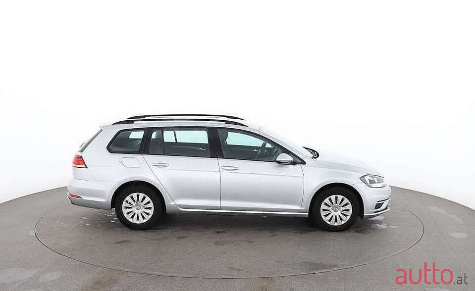 2019' Volkswagen Golf photo #2