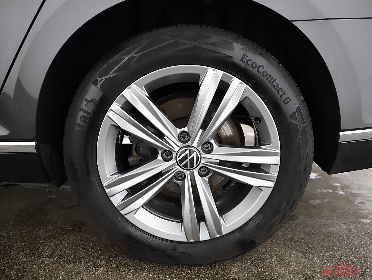 2023' Volkswagen Passat photo #3