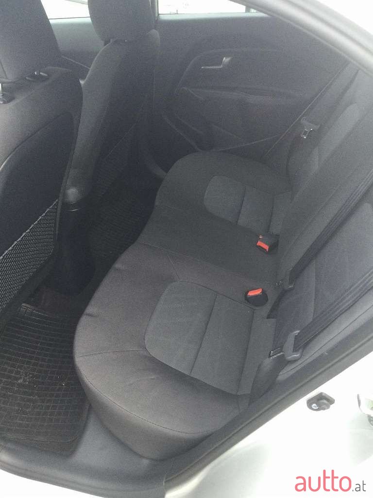 2015' Kia Rio photo #4