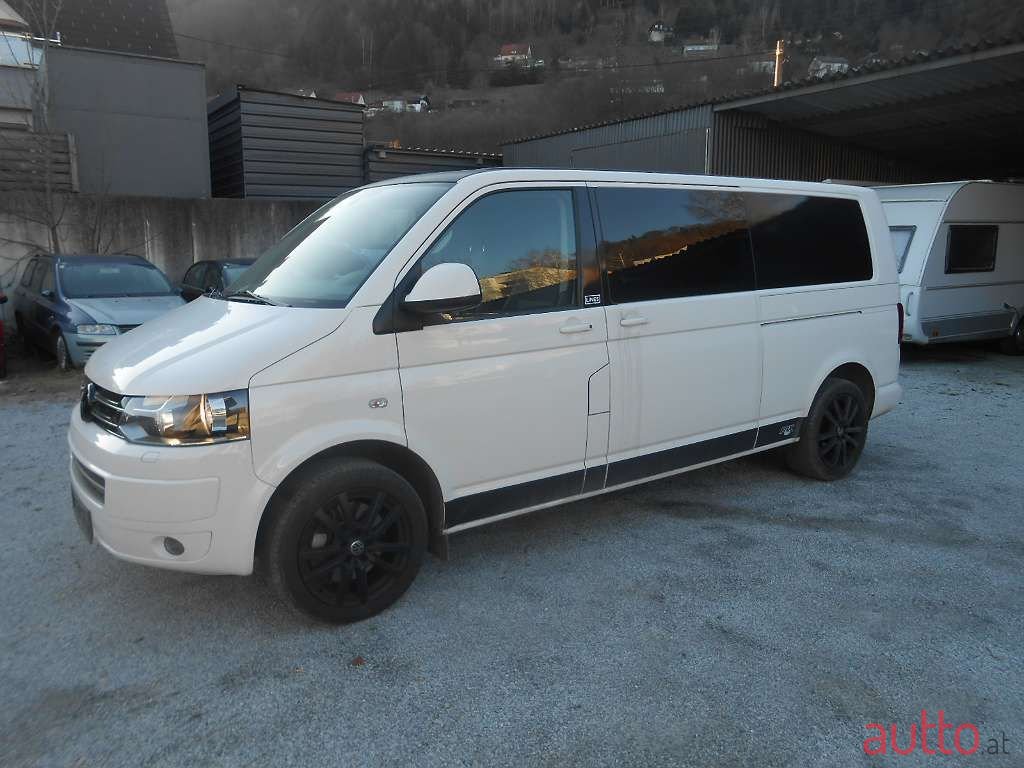 2011' Volkswagen Caravelle photo #1