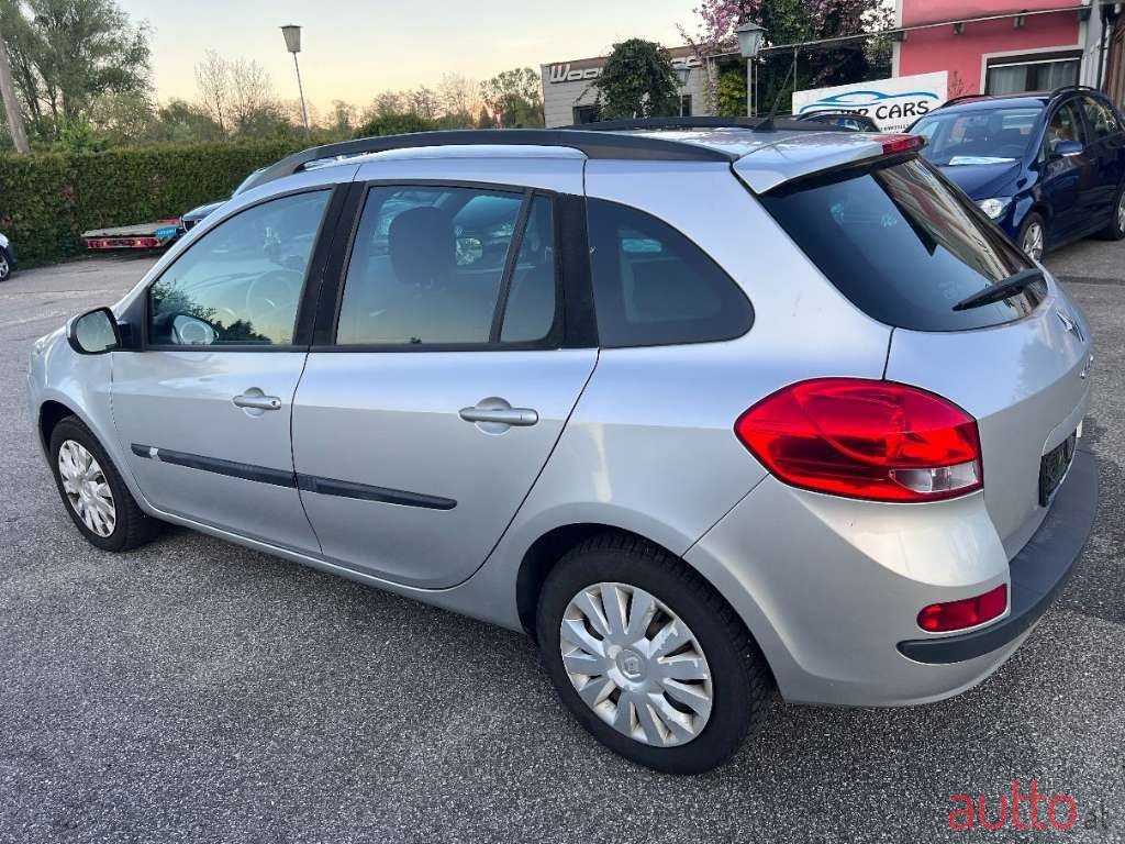 2011' Renault Clio photo #5