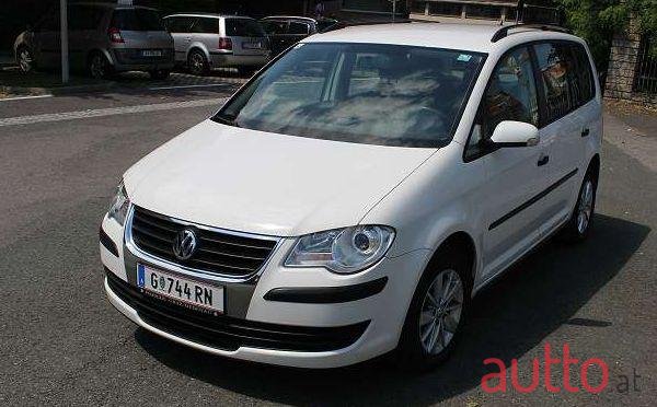2009' Volkswagen Touran photo #1