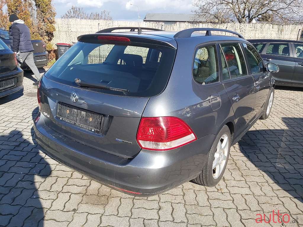 2009' Volkswagen Golf photo #5