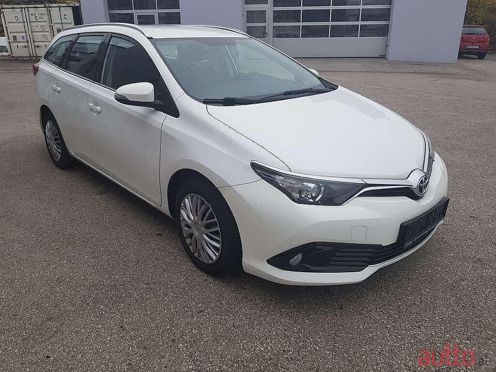 2016' Toyota Auris photo #4