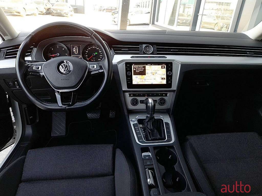 2019' Volkswagen Passat photo #2