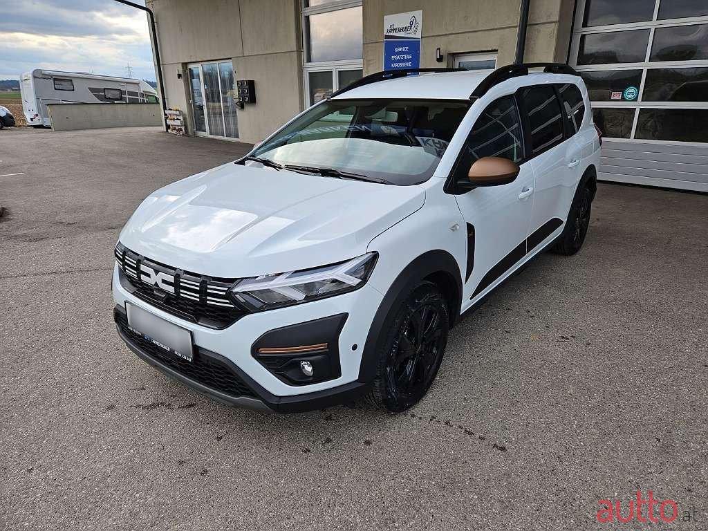 2023' Dacia Jogger photo #2