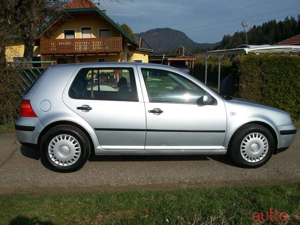 2002' Volkswagen Golf photo #4