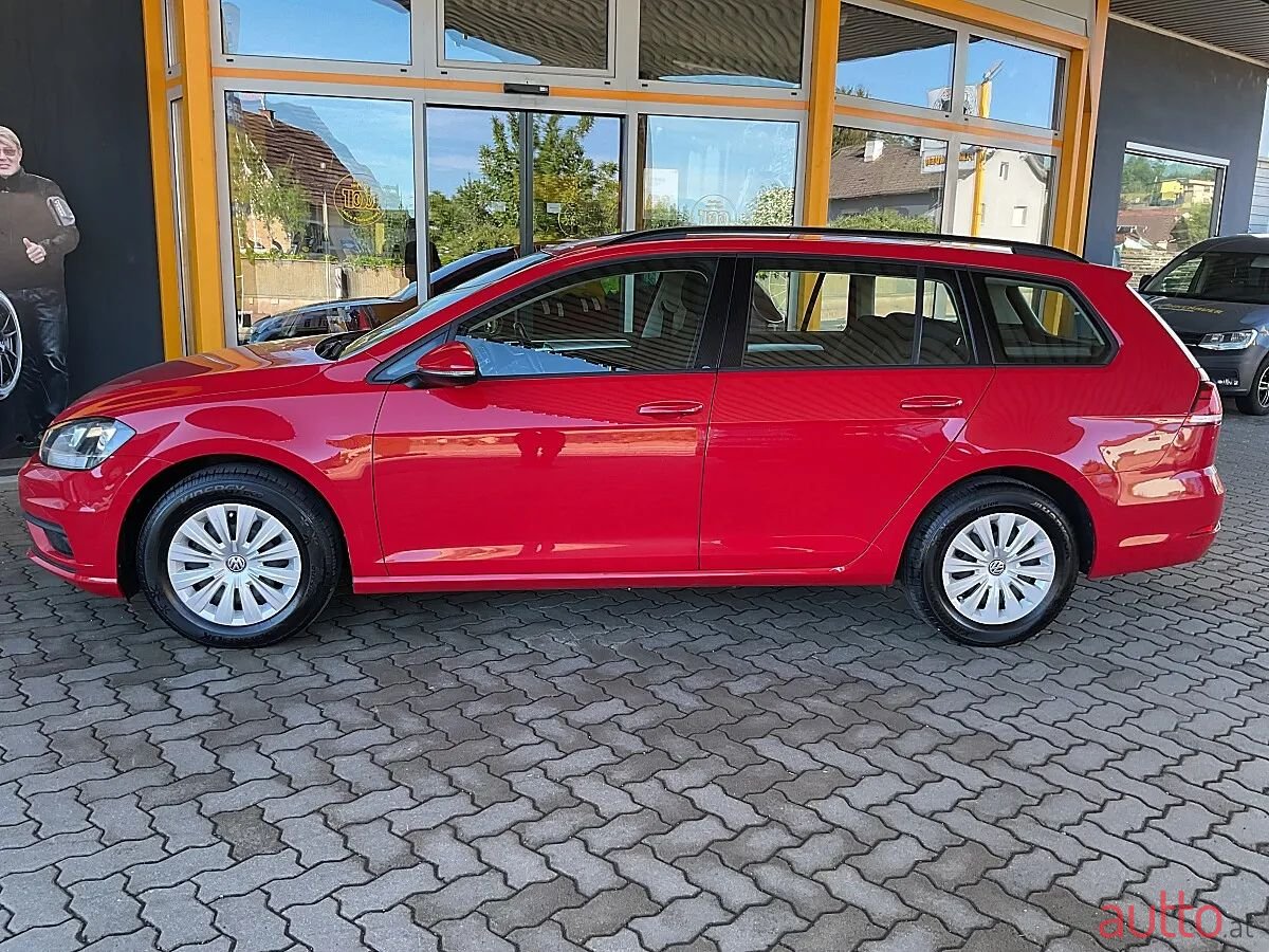 2019' Volkswagen Golf photo #2
