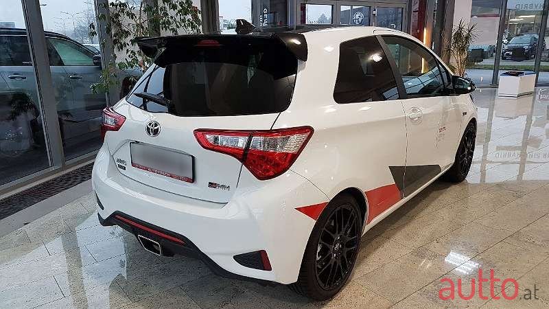 2018' Toyota Yaris photo #2