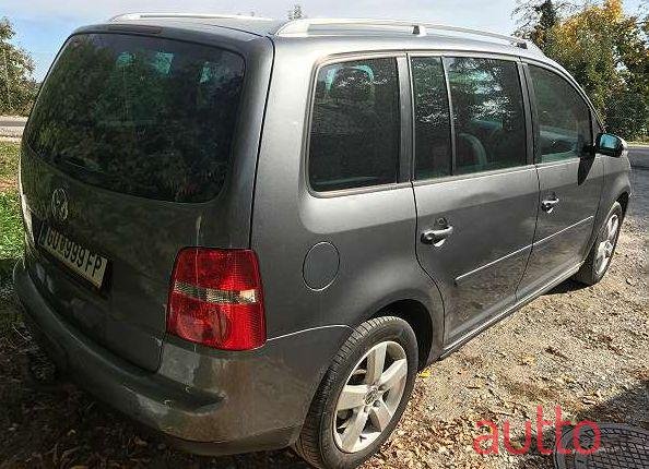 2005' Volkswagen Touran photo #2