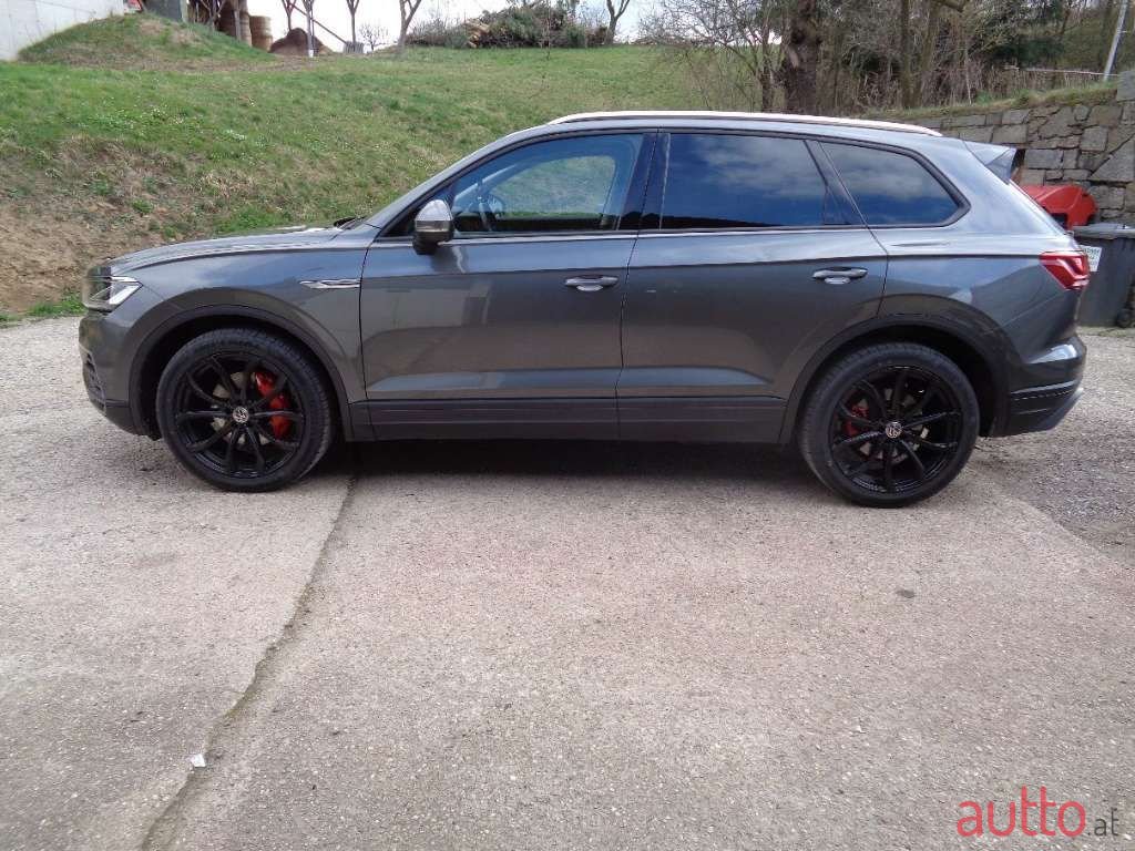 2019' Volkswagen Touareg photo #2