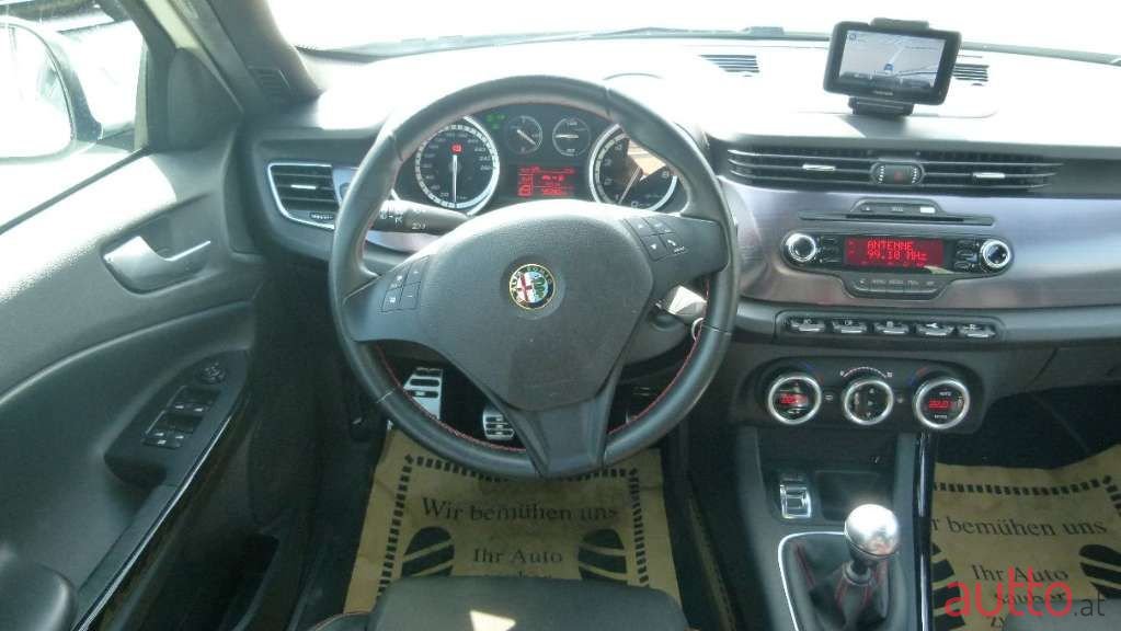 2014' Alfa Romeo Giulietta photo #3