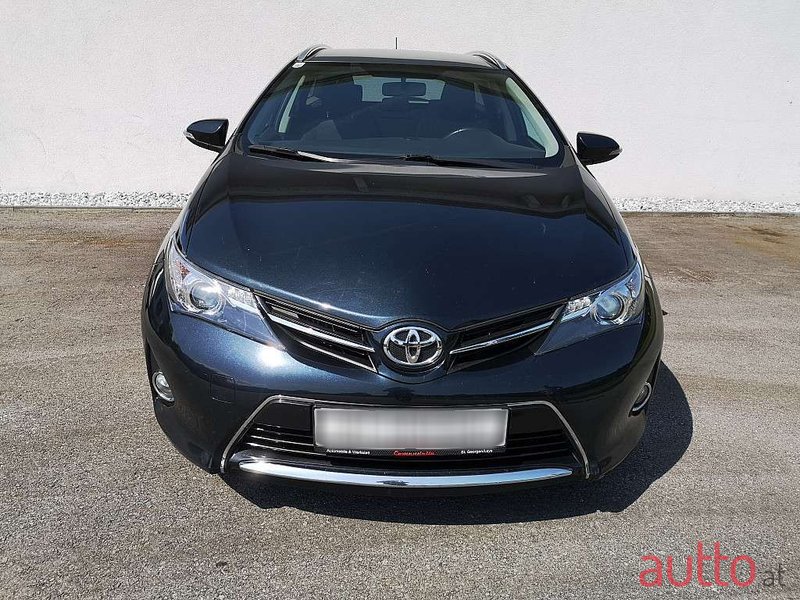 2014' Toyota Auris photo #3