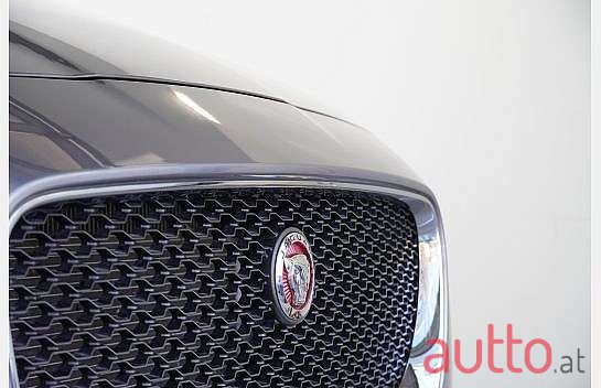 2020' Jaguar F-Pace photo #4