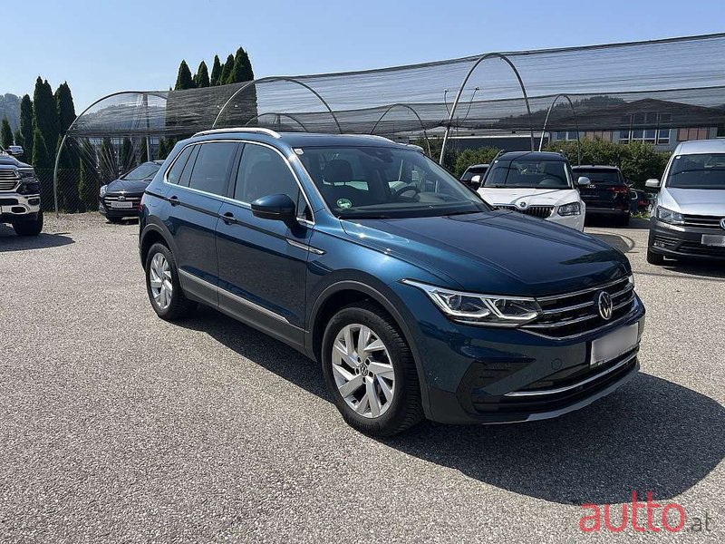 2021' Volkswagen Tiguan photo #2