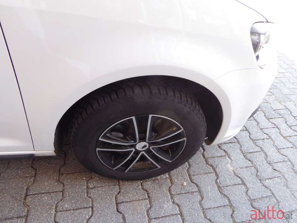 2011' Volkswagen Touran photo #6