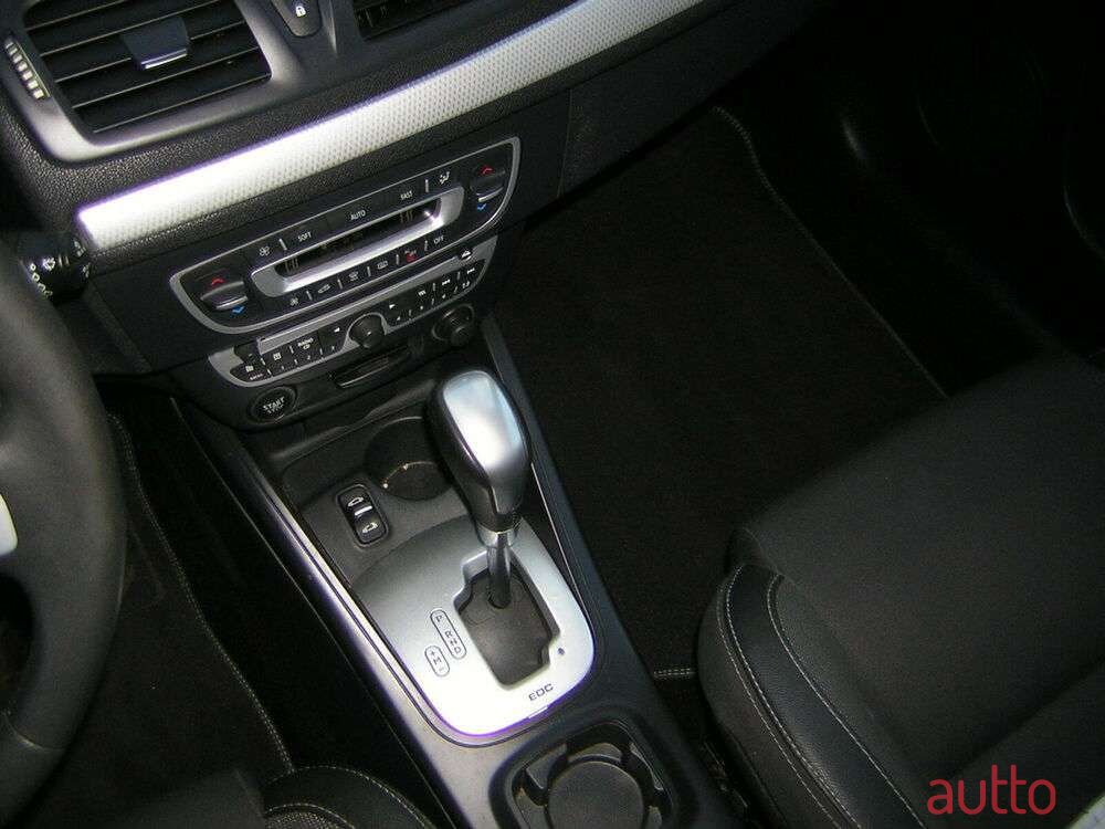 2011' Renault Megane photo #3